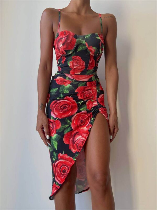Μίντι φλοράλ φόρεμα με μοτίβο με τριαντάφυλλα και σκίσιμο στο πλάι