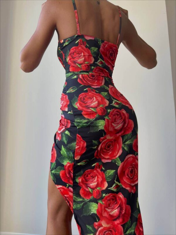 Μίντι φλοράλ φόρεμα με μοτίβο με τριαντάφυλλα και σκίσιμο στο πλάι