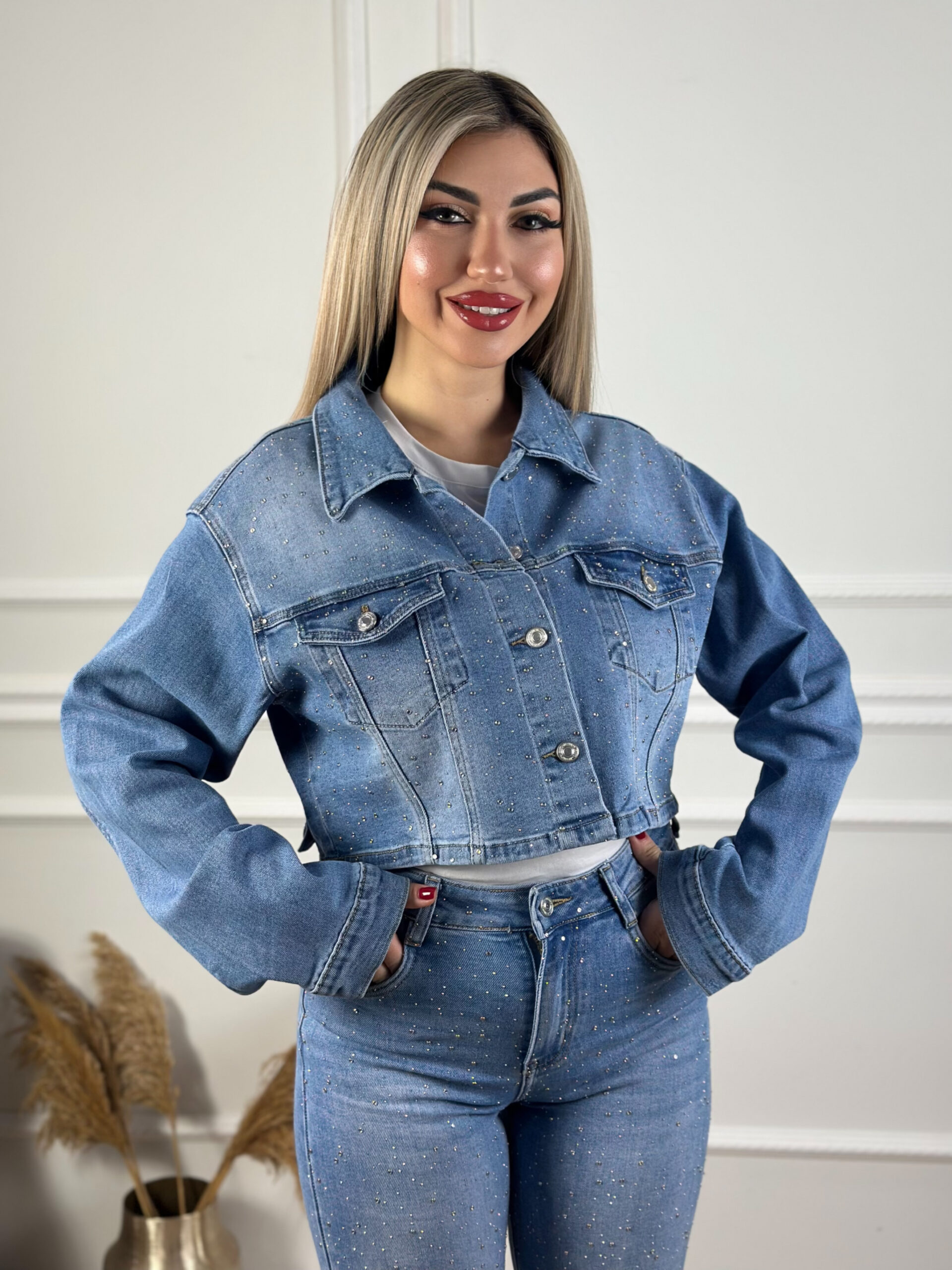 Cropped jean jacket με στρας. Διαθέτει κουμπιά. Υπέροχο ανοιξιάτικο κοντό τζιν τζάκετ με στρας.