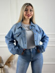 Cropped jean jacket με στρας. Διαθέτει κουμπιά. Υπέροχο ανοιξιάτικο κοντό τζιν τζάκετ με στρας. -Γραμμή: Άνετη