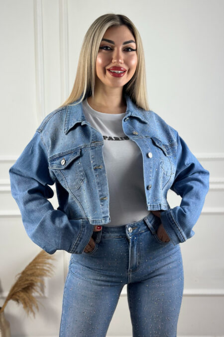 Cropped jean jacket με στρας. Διαθέτει κουμπιά. Υπέροχο ανοιξιάτικο κοντό τζιν τζάκετ με στρας. -Γραμμή: Άνετη