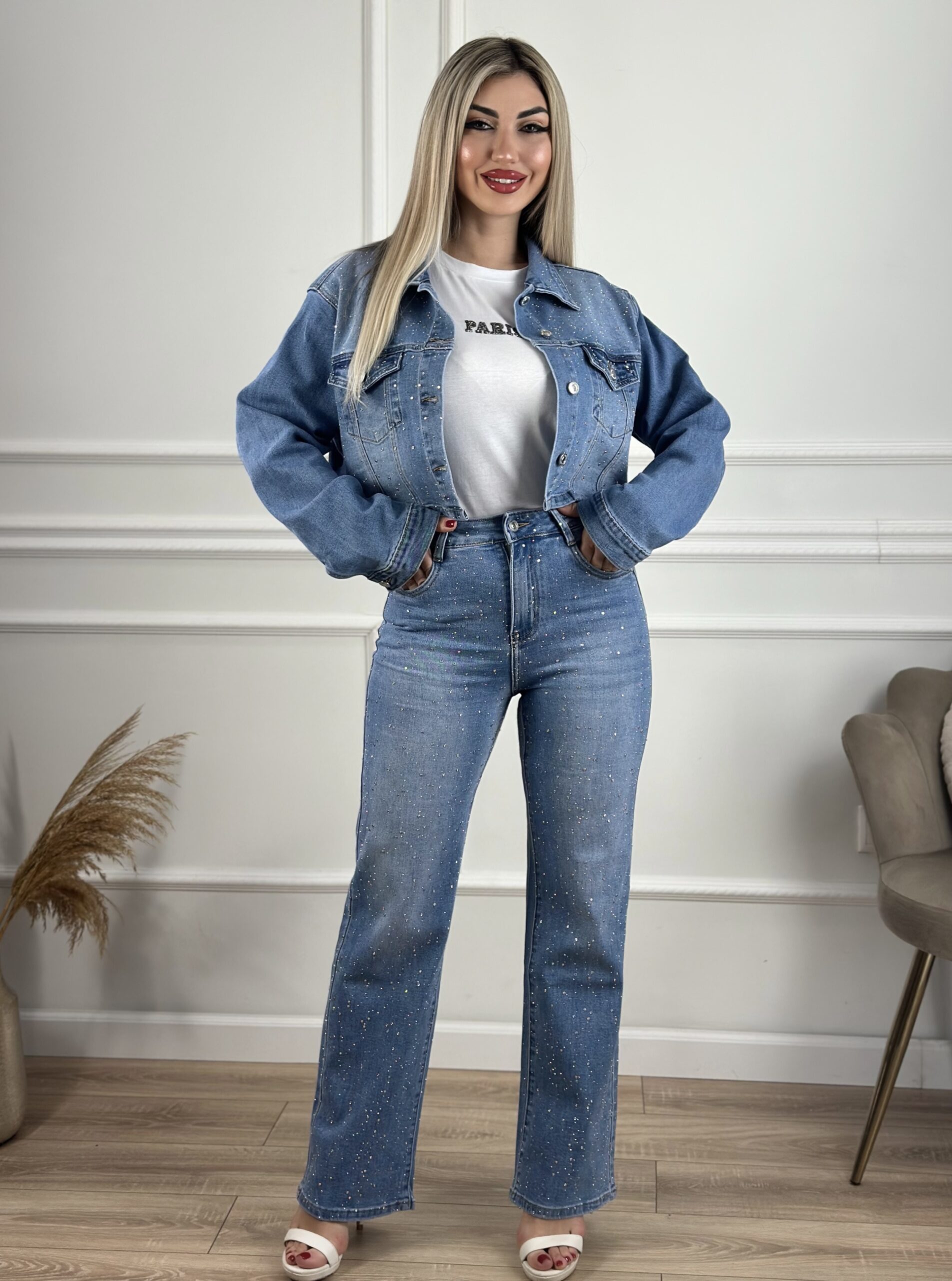 Cropped jean jacket με στρας. Διαθέτει κουμπιά. Υπέροχο ανοιξιάτικο κοντό τζιν τζάκετ με στρας.     -Γραμμή: Άνετη