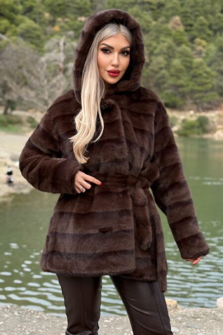 Ριγέ γούνα με ζώνη και χρυσή αγκράφα