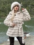 Ριγέ γούνα με ζώνη και χρυσή αγκράφα