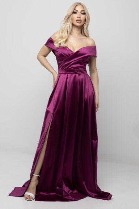 Μάξι σατέν φόρεμα off-shoulder με σκίσιμο στο πλάι
